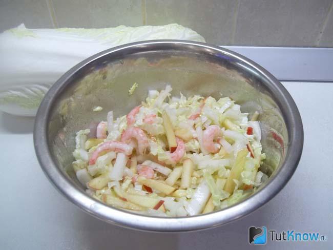Готовый салат с креветками, пекинской капустой и яблоками