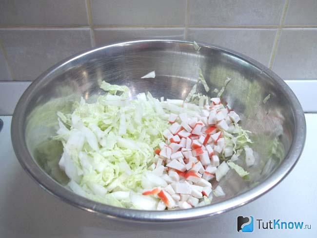 Крабовые палочки нарезаны