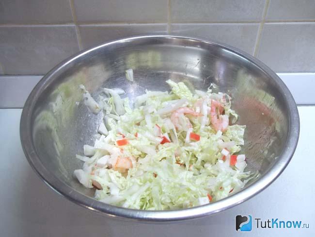 Креветки отварены, очищены и добавлены к продуктам