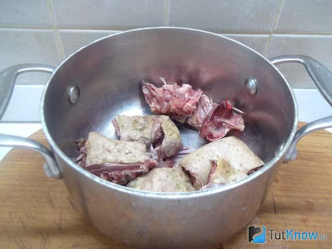 Утка сложена в кастрюлю