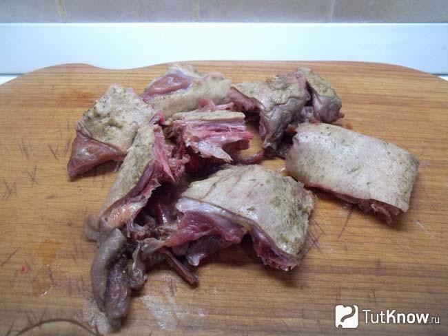 Утка нарезана кусочками