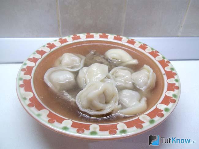Готовый суп с уткой и пельменями