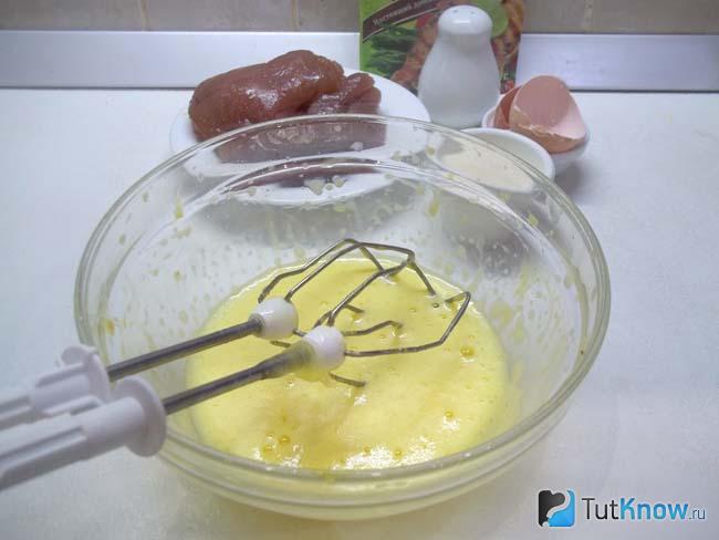 Яйца взбиты миксером