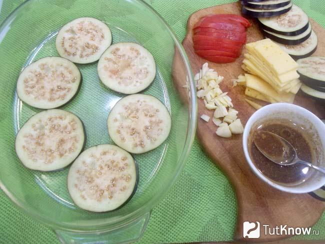 башенки с баклажанами помидорами и сыром в духовке. Смотреть фото башенки с баклажанами помидорами и сыром в духовке. Смотреть картинку башенки с баклажанами помидорами и сыром в духовке. Картинка про башенки с баклажанами помидорами и сыром в духовке. Фото башенки с баклажанами помидорами и сыром в духовке