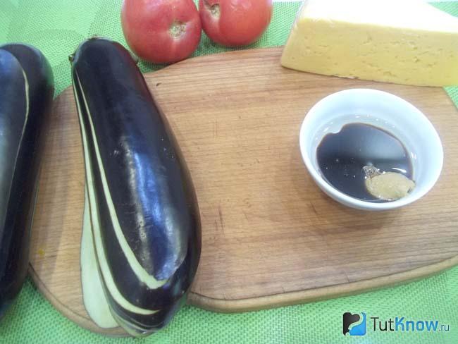 Пошаговый рецепт баклажаны веером. 1554318808 4. Пошаговый рецепт баклажаны веером фото. Пошаговый рецепт баклажаны веером-1554318808 4. картинка Пошаговый рецепт баклажаны веером. картинка 1554318808 4. Баклажаны любят многие и они популярны во многих кухнях мира. Блюда, где они играют главную роль, не только вкусные и питательные, но и отличаются простотой приготовления. Рецептов их приготовления множество. Их тушат, запекают, маринуют, используют для салатов, закусок и пр. Сегодня предлагаю один из интересных рецептов — веер из баклажана с помидорами и сыром. Это оригинальное блюдо, где баклажаны фаршированны овощами и сыром. Блюдо необычное и вкусное, на приготовление которого потребуется минимум сил и времени.