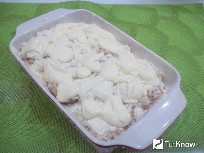 В форму для выпечки выложены сметана и все оставшиеся продукты