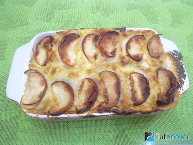 Готовый пирог насыпной с яблоками и корицей в сметаной заливке