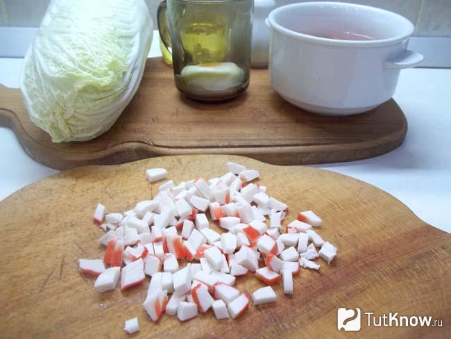 Крабовые палочки нарезаны кубиками
