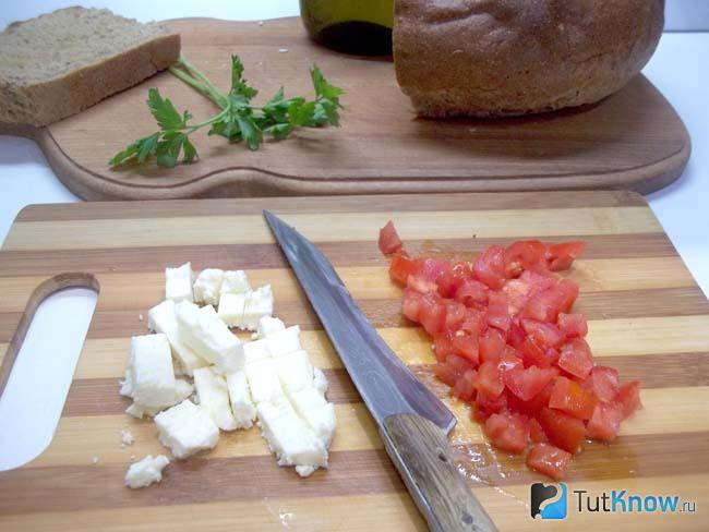 Сыр и помидоры нарезаны кусочками