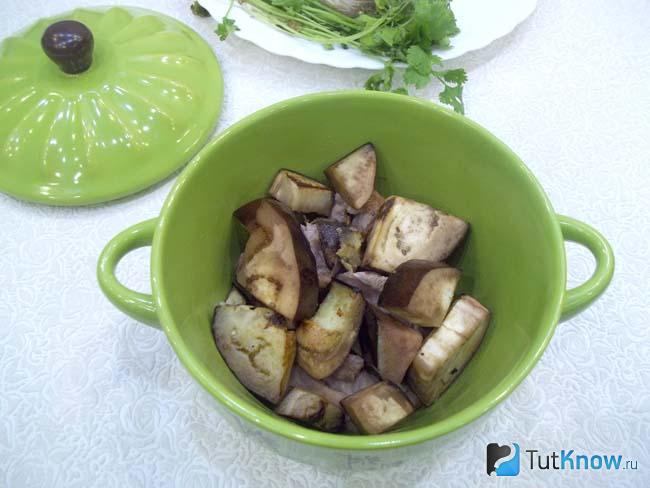 В горшочек выложено мясо с баклажанами