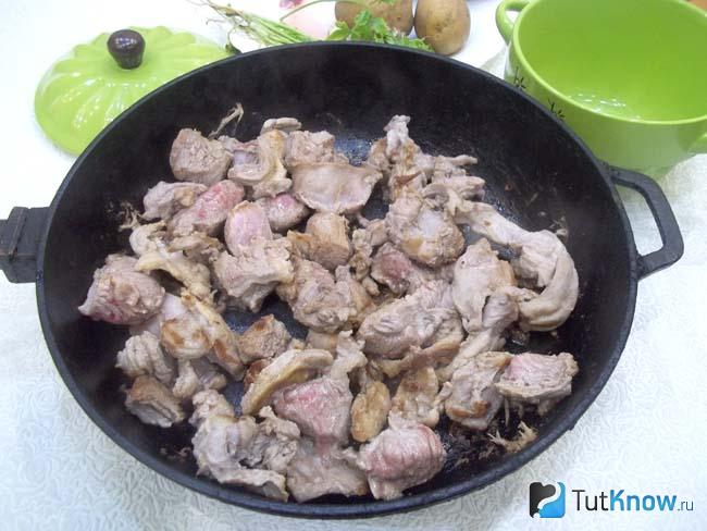 Мясо нарезано и жарится в сковороде
