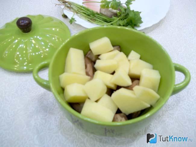 В горшочек добавлен нарезанный картофель