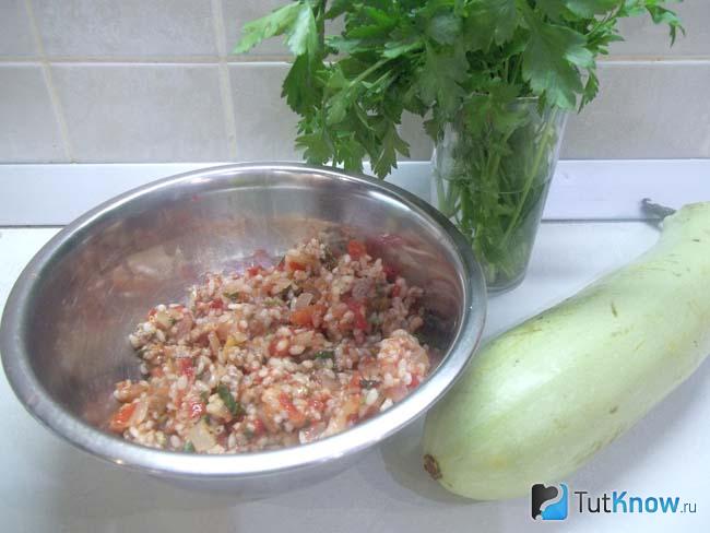 Фарш перемешан с отвренным рисом, помидорами и специями