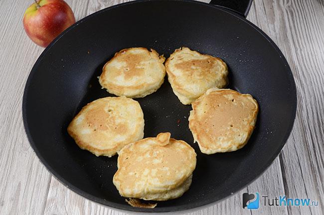 Как приготовить оладьи из кислого молока с яблоками