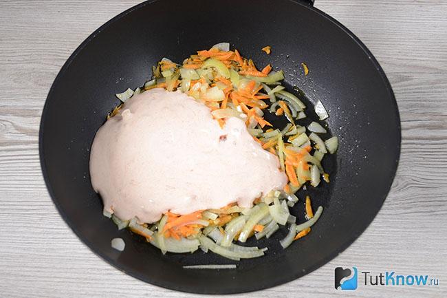 Лук и морковка со сметанной подливой на сковороде