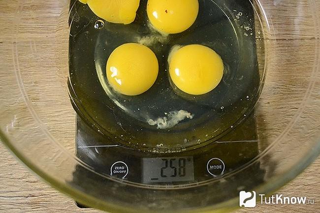 Классический рецепт бисквита без отделения яиц и классическая сметана