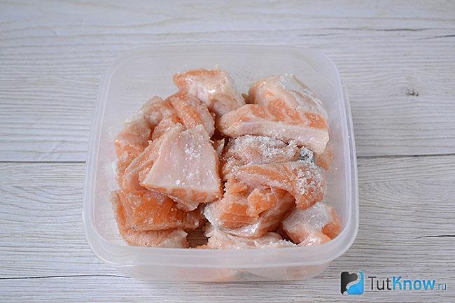 Посыпанные солью и сахаром куски семги