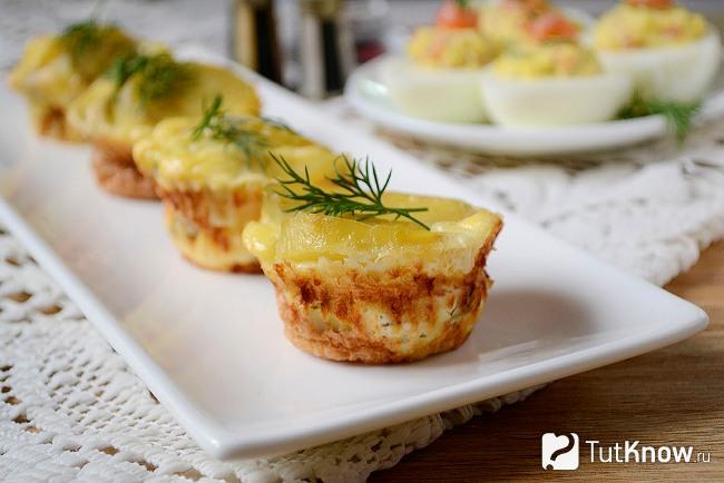 Картофельные мини запеканки с сыром Фета на блюде