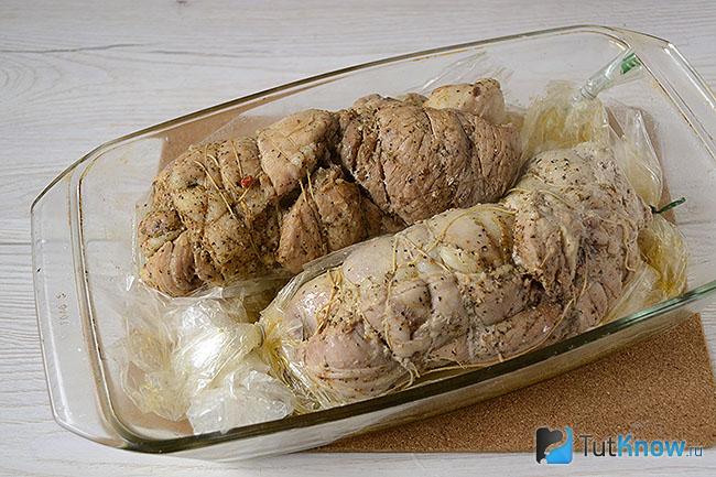 Сваренный мясной рулет в блюде