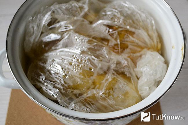 Вареный мясной рулет в кастрюле
