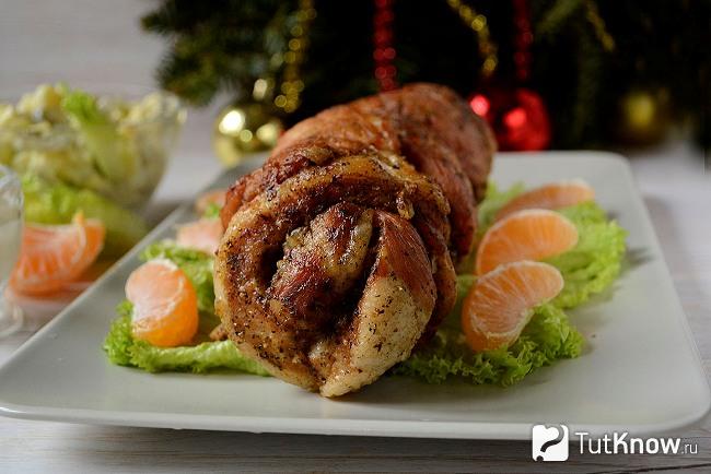 Готовый к подаче мясной рулет со специями