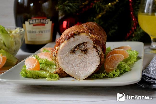 Готовый мясной рулет со специями