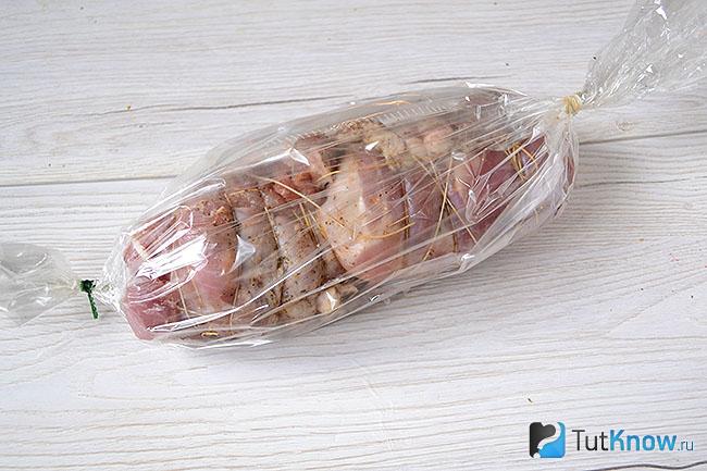 Рулет со свинины в пищевой пленке