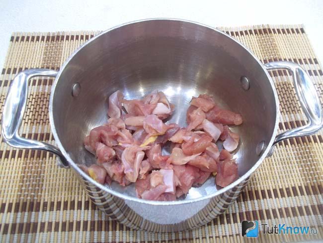 Мясо нарезано и сложено в кастрюлю