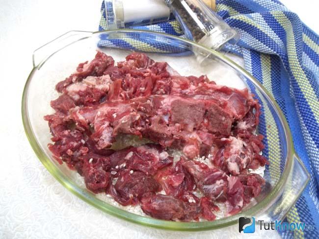 В форму для выпечки выложено мясо