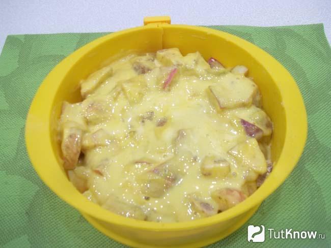 Шарлотка с яблоками отправлена в духовку