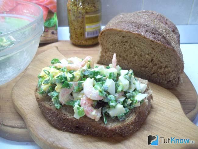 Готовая брускетта с креветками, яйцами и зеленым луком