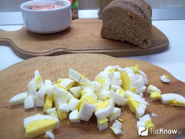 Яйца отварены, очищены и нарезаны кубиками
