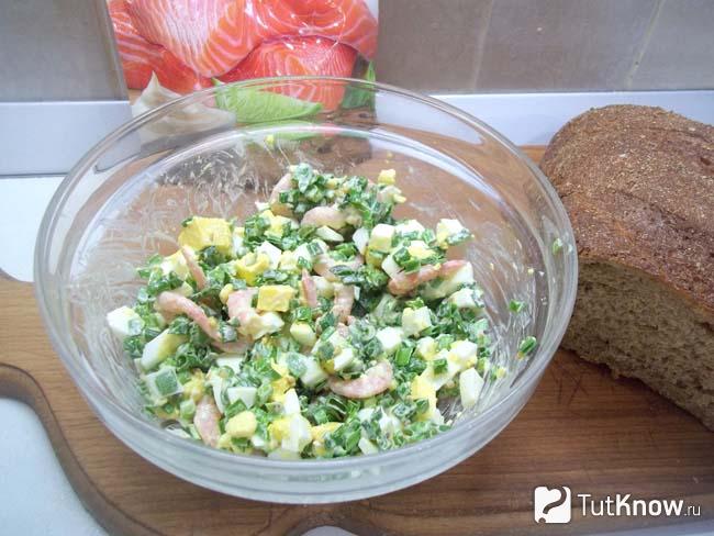 Продукты заправлены майонезом и перемешаны