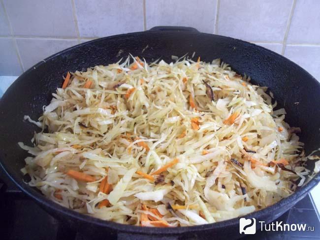 Капуста с морковью жарятся
