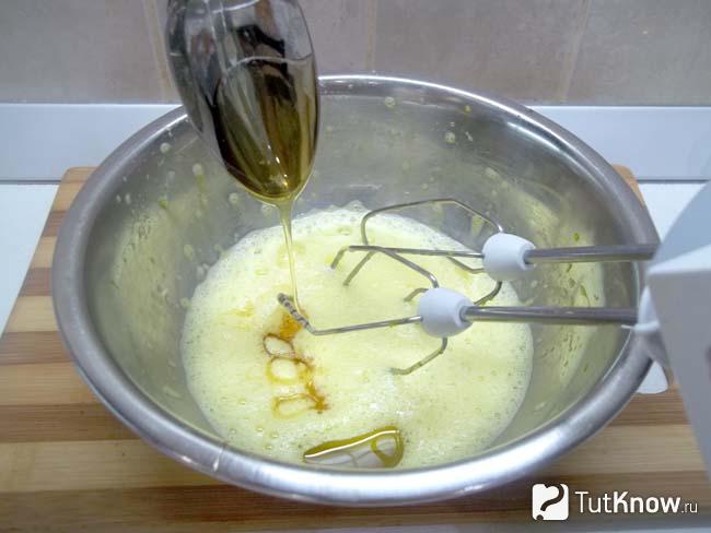 К яйцам добавлен мед и масло