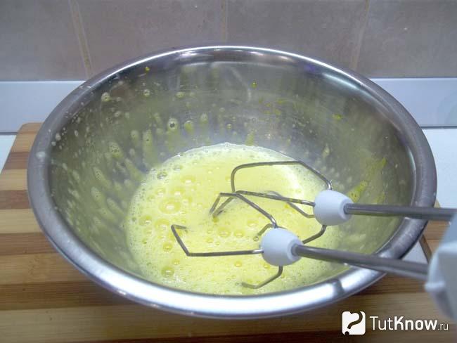 Яйца взбиты миксером