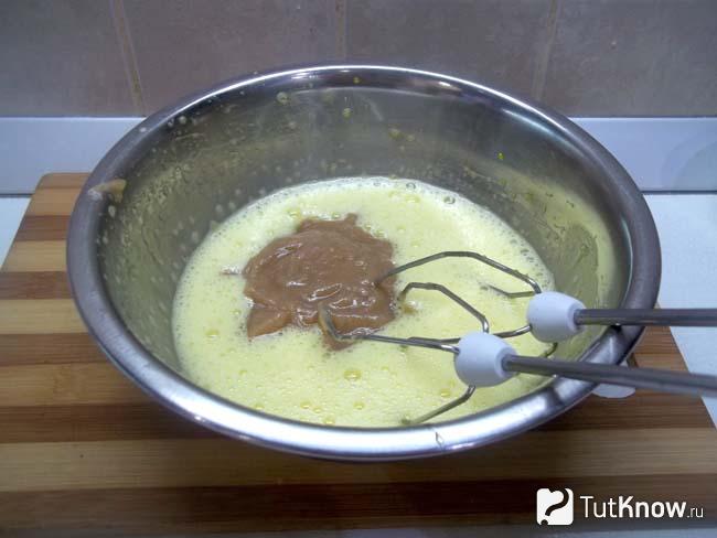К яичной массе добавлено фруктовое пюре