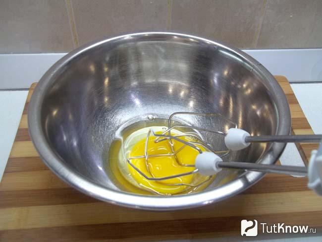 Яйца помещены в миску