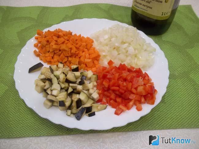 Овощи очищены и нарезаны кубиками