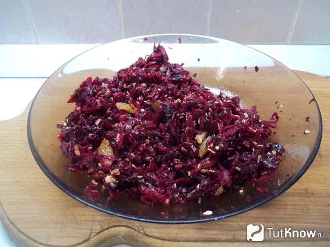 Готовый салат со свеклой, овсянкой и изюмом