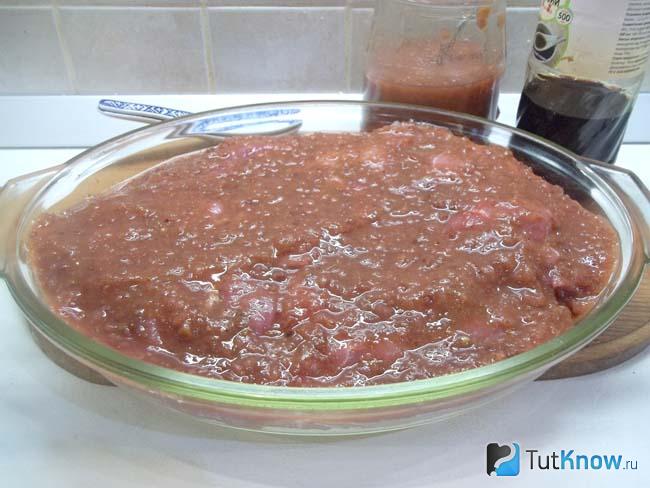 Мясо покрыто сливовым соусом