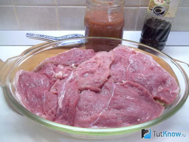 Мясо выложено в форму к картофелю