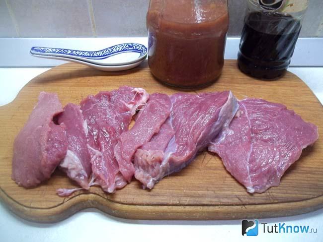 Мясо нарезано кусками