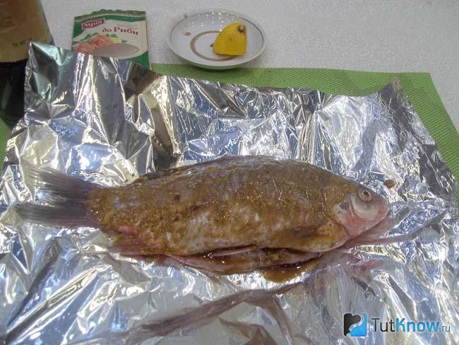 Карась смазан соусом и выложен на лист фольги