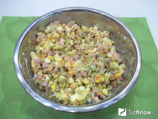 Готовое оливье с колбасой, морковью и зеленым горошком