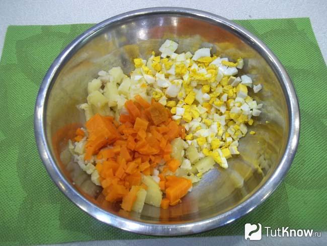 Яйца отварены, очищены и нарезаны кубиками