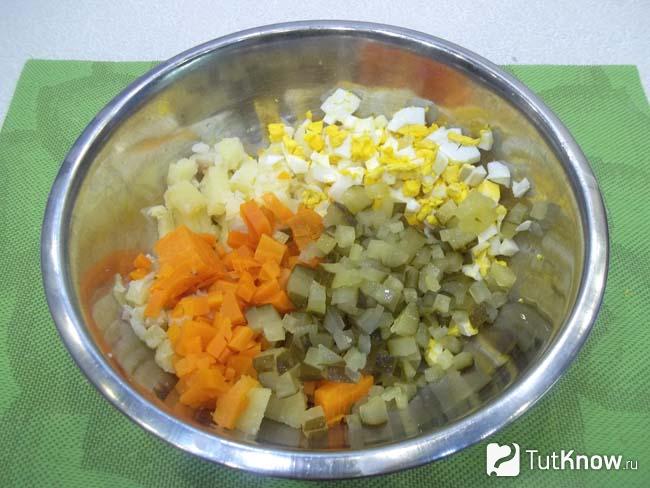 Огурцы нарезаны кубиками