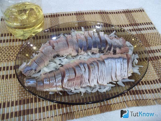 Готовая маринованная селедка с луком в масле