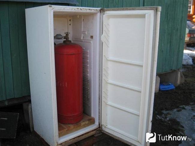 Старый холодильник в качестве шкафа для газового баллона