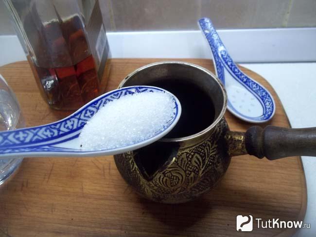 В турку насыпан сахар